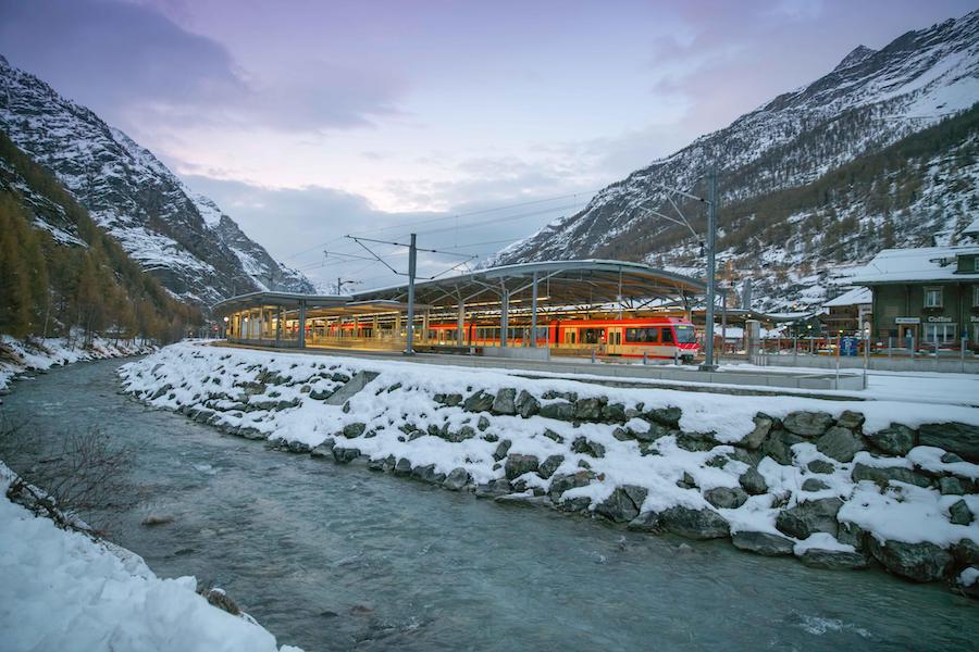 Zermatt may be nestled in the mountains, but it is extremely easy to reach by public transport. And don't forget: Zermatt is car-free.