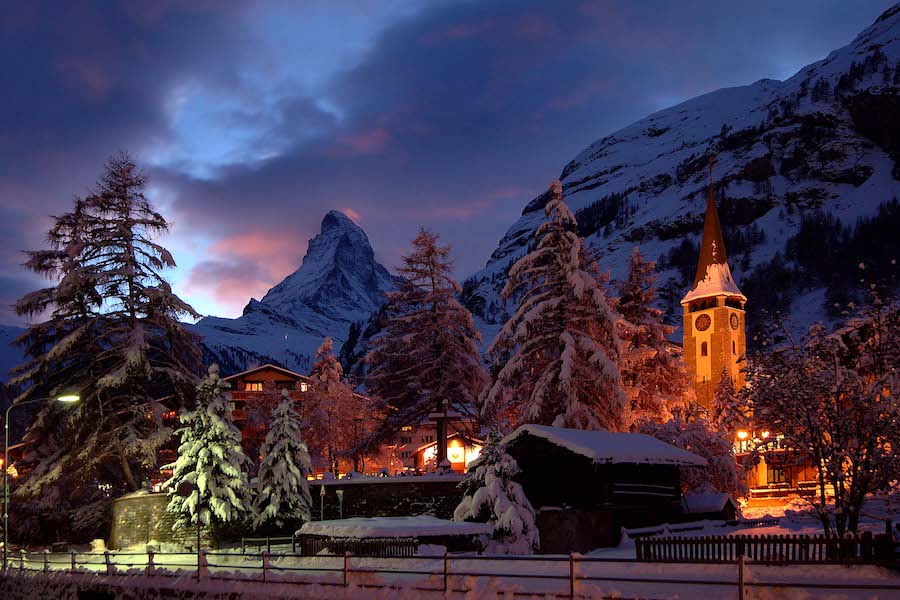 Aussicht auf das Matterhorn und die St. Mauritius Kirche im Winter von Zermatt Dorf aus