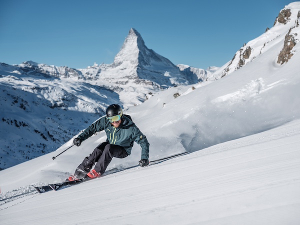 Skifahren mit Blick auf das Matterhorn in Zermatt