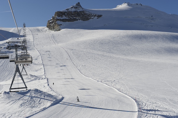 Blick auf die Skipisten oberhalb von Zermatt
